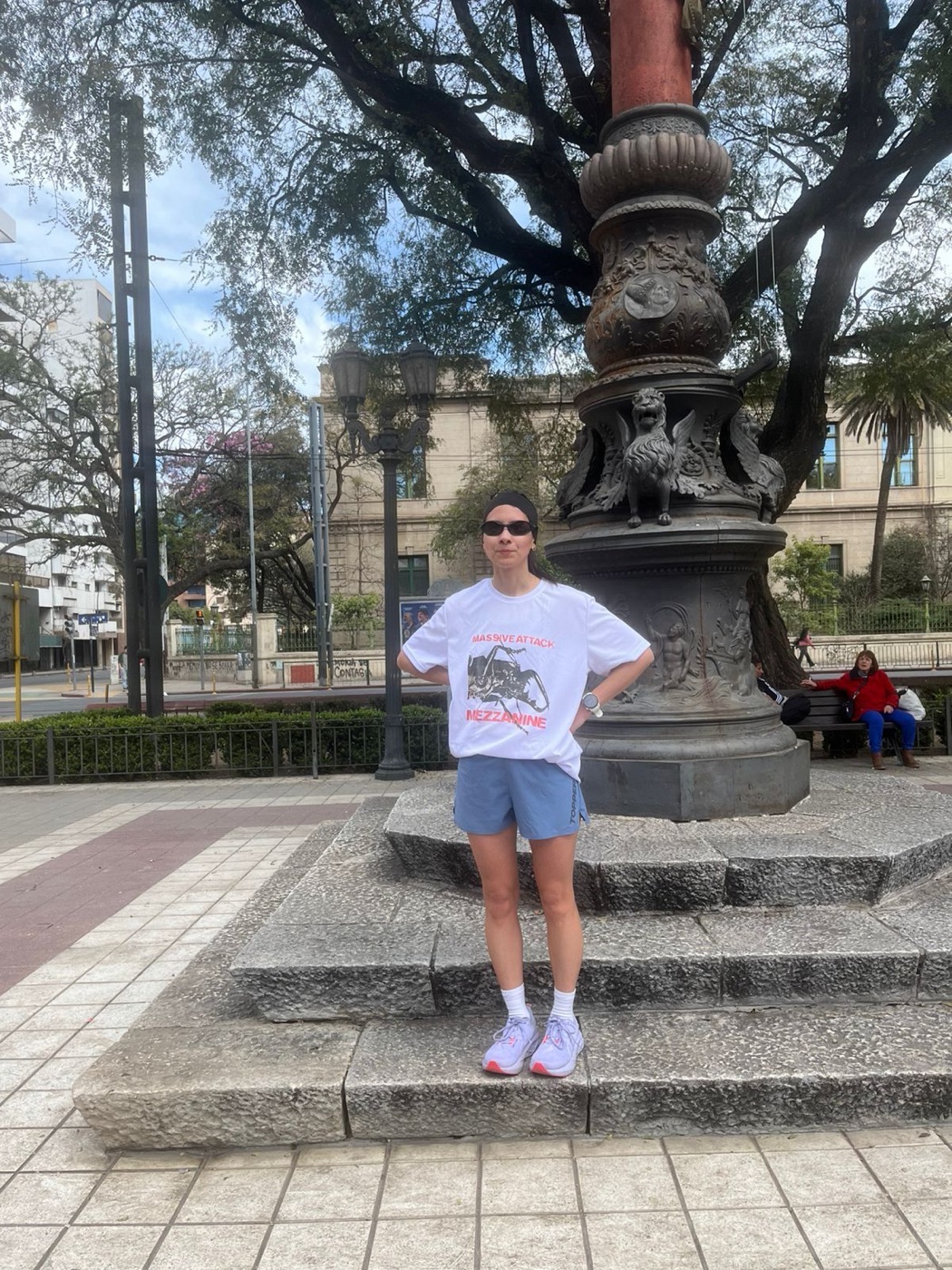 Abril in running clothes with her COROS watch, in a plaza in Córdoba.